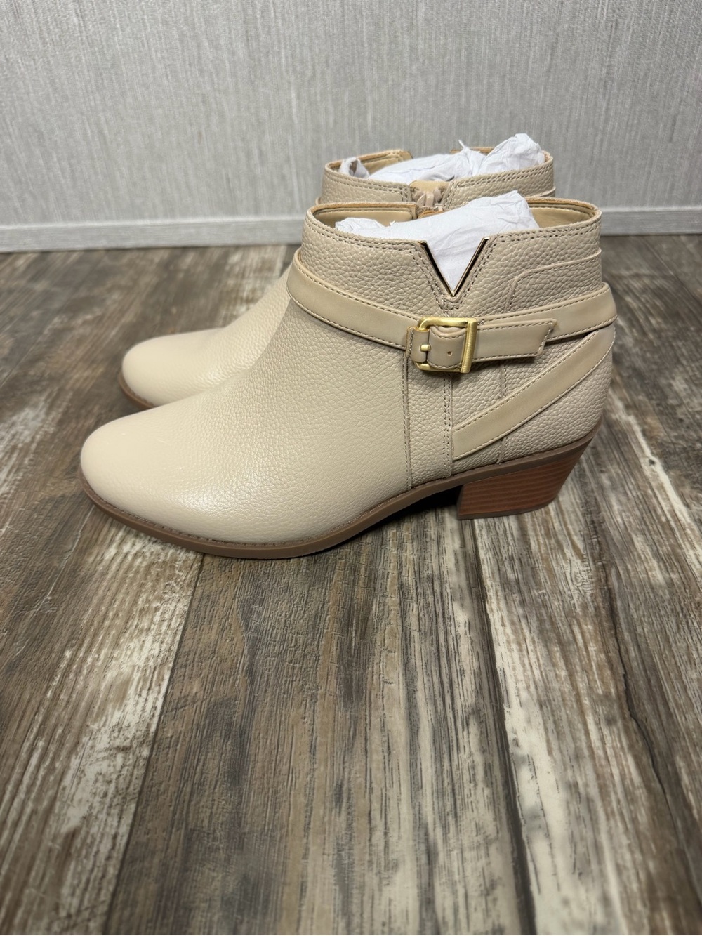 Vionic Cream Leather Ankle Bootie with Buckle Size 7 - Picture 9 of 16
